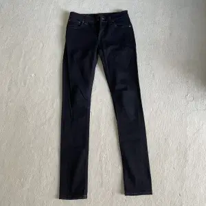Säljer nu dessa otroligt feta nudie jeans i modellen Lean Dean- Vilken man kan säga motsvarar slim. De är vädligt mörkblå/svarta och i bra skick. Storlek 28/32. Nypris 1500