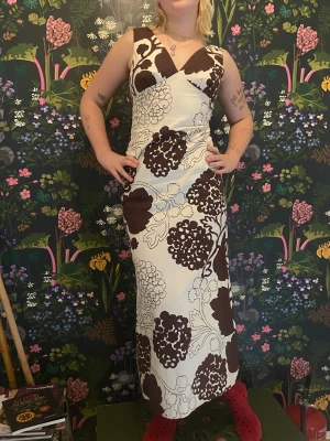 Retro klänning - Såå fin retro 60tals-klänning! Hemsydd! Passar bra i längden på mig som är 174 men passar även kortare och längre personer. Jag har m men tror den passar en s eller xs bättre ihop att den är ganska smal i överkroppen (jag kan inte stänga dragkedjan pga M)