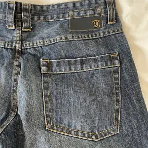 Coola baggy jeans som inte kommer till användning längre. Hör av dig om du undrar nått!🤗 Midjemått tvärs över: 47cm Midjemått runt: 99cm Innerbenslängd: 79cm