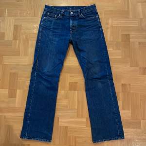 Ett par Hope Rush Jeans i storlek 30, i bra skick. (Se i bilderna ovan).  Midja : 42cm Benlängd : 108cm