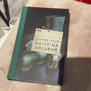 Säljer min bok ”syndafloder” av Kristina Ohlsson. Allt är i bra skick förutom några repor och ett ”märke” som jag kan försöka få bort men den har fått lim på sig för några år sen så är inte säker om de går bort. 