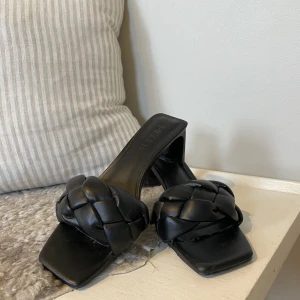 Klackskor  - Jättefina klackskor från märket Pieces. Perfekt för att klä upp en vardagsoutfit eller till fest 🖤✨🪩 Använd endast två gånger. Har gått med de ute men fortfarande i fint skick! 
