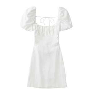 Studentklänning Zara - Säljer denna klänning från zara, superfin säljs inte längre, bara använd vid ett tillfälle! Knytning i hela ryggen, ganska kort💞💞 skriv för fler bilder!