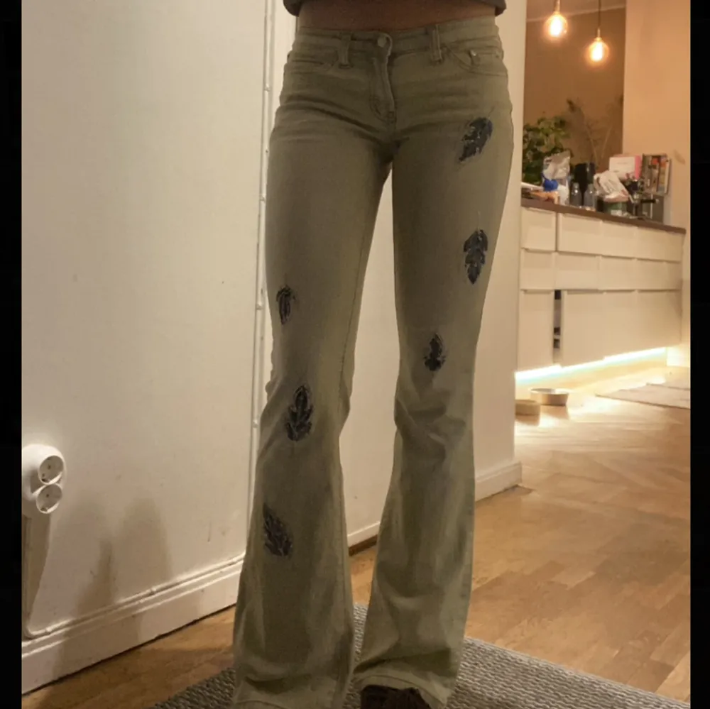 Bootcut lågmidjade jeans med mönster. Strl xs/s. Jeans & Byxor.