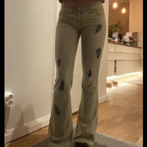 Lågmidjade ljusa jeans - Bootcut lågmidjade jeans med mönster. Strl xs/s