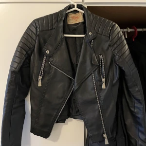 Bikerjacka  - Säljer denna chiquelle biker jacka i strl 36, jackan är i gott skick. Säljer den för 180kr + 50kr frakt