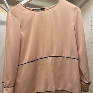 Rosa blus - En vacker rosa blus ifrån zara. Tecken på användning finns. Storlek xs💓