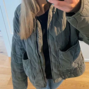Jacka  - Säljer denna höst/vår jacka. Inte använt den så mycket och säljer den därför. Jättefin🤍