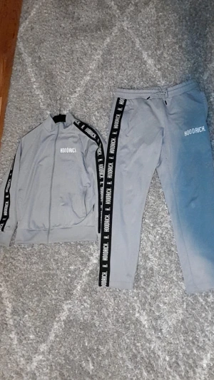 Hoodrich  - Köp den här Hood rich-dressen för Lågpris😎