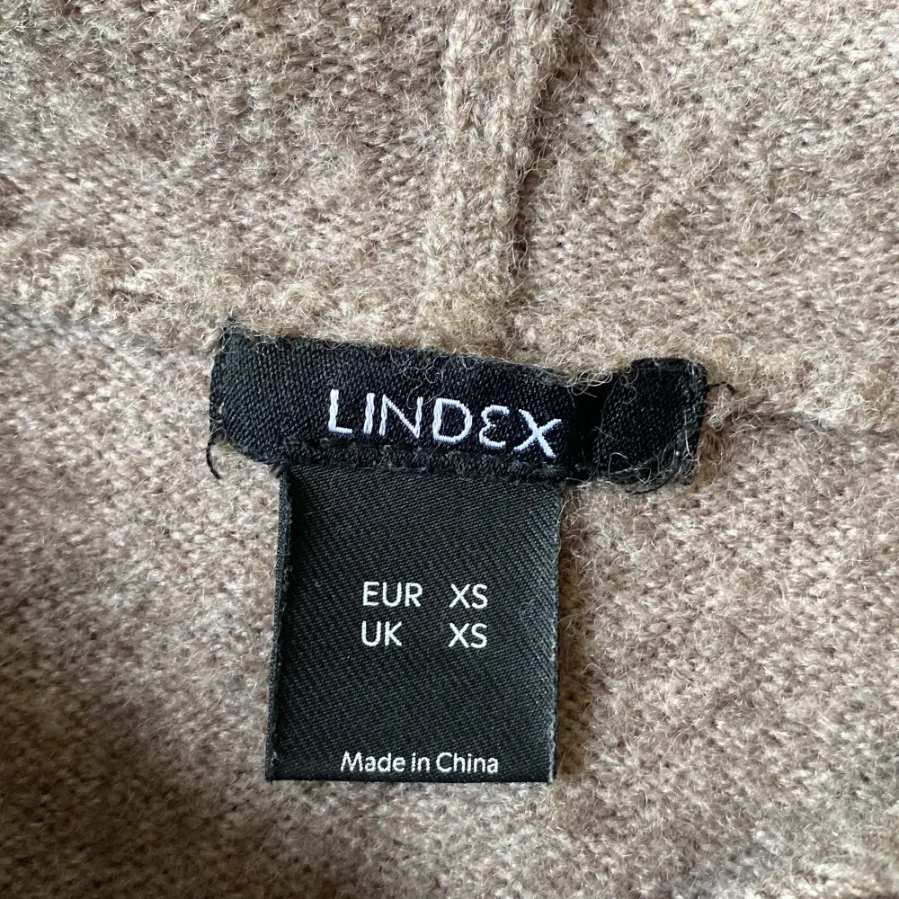 Säljer min stickade hoodie från Lindex då den inte kommer till användning ☺️. Den är nopprig då den har tvättats men annars i fint skick! Säljer för 150 men kan tänka mig sänka lite. Skriv gärna om ni har frågor! 💕. Hoodies.