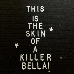 Tavla  - Tavla med bokstäver. Perfekt att gör listor eller skriva sitat. Den går att häng upp. Frakt tillkommer på 30 kr 🖤