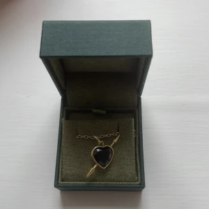 Halsband - Rebel love necklace från Maria Nilsdotter köpt förra året. Halsbandet är något missfärgat men inget som märks enligt mig. Stenen är röd och kedjan är guld. Idag kostar en ny 4495 men säljer för 3000kr💘