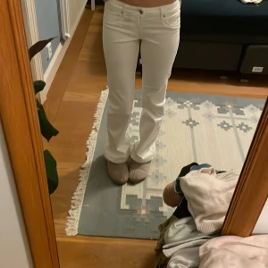 Super fina lågmidjade byxor ifrån h&m - Dessa snygga vita jeansen är aldrg andvända, de är i nyskick 💕💕💕
