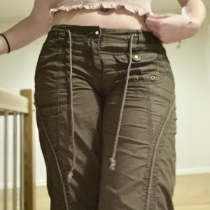 Y2k byxor  - Asså dehär e JÄTTE snygga. Köpte här på plick men tyvärr så sitter de lita tajt på mig, hade 100% behållt annars. Står på de att de är storlek 10 men motsvarar storlek 36. De saknar knappar på bakfickorna men har annars inga defekter 😊🌟💫
