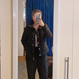 Svart vinterjacka  - Säljer min svarta vinterjacka från Cubus då den inte används under de senast 2 åren. Den är använd men är i mycket bra skick.