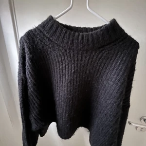 Stickad tröja  - Så fin stickad tröja från Gina tricot. Svart med större armar (se bild 3). Nypris 400kr. Storlek S💕