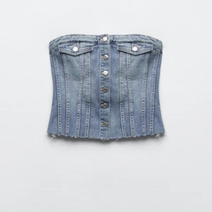 Zara jeans top - Säljer min ursnygga jeans top från zara. Köpt i sommras och Har bara använt den en gång. Kol privat för mer bilder⭐️