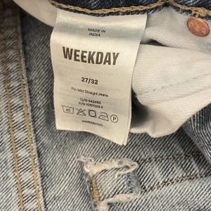 Weekday jeans!! - Ett par mörk blåa weekday jeans, dom är använda men är helt fel fria förutom weekday märket som ej synd vid den bruna lappen där bak, dom kostar 500 egentligen men säljer såklart billigare. Kolla in weekdays hemsida för mått osv💗💗