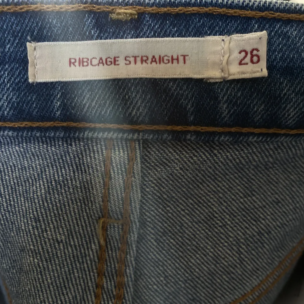 Levis ribcage straight jeans i en snygg blå färg. Tyvärr är dom förstora så kommer inte till användning. Jeansen är avklippta och den inre benlängden är 66cm💛. Jeans & Byxor.