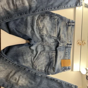 Lågmidjade flare jeans - Super fina lågmidjade mörkblåa jeans. Inga defekter, fast använda några gånger. Innerbenslängd: 70cm. Midjemått 37( går att minskas) cm. Passar om man är runt 160-165