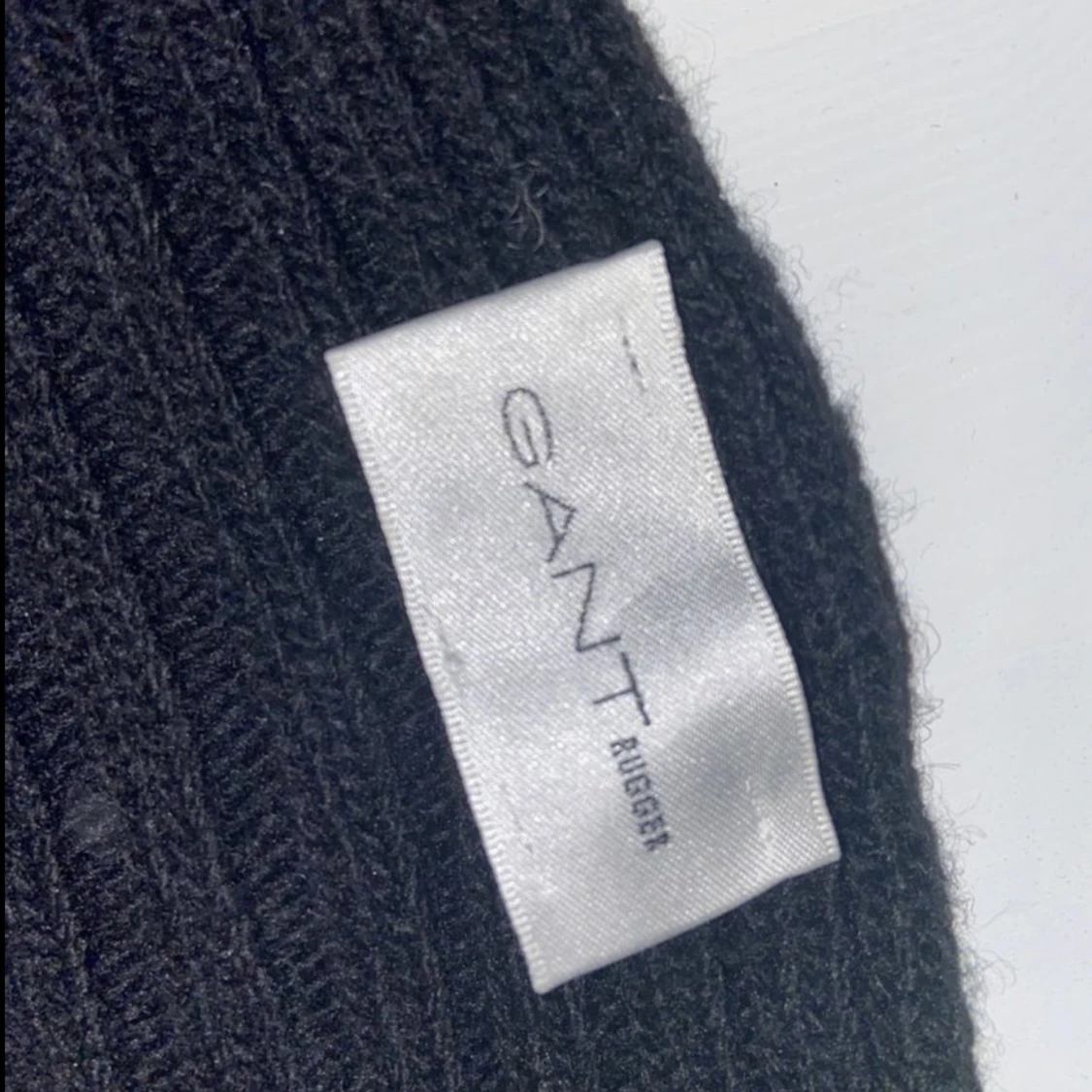 SVART STICKAD HALSDUK FRÅN GANT - 91