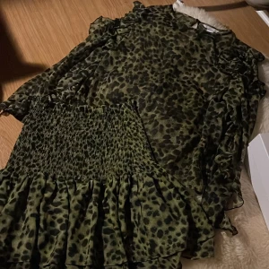 Zara set - Jättesnyggt set med en minikjol och blus! Liknar isabel marant setten väldigt mycket!💕storelek S i båda!💕