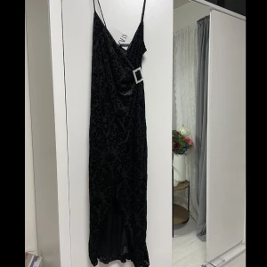 Zara - sammet klänning - Oanvänd klänning med prislapp och etikett på. Materialen är sammet. Den är XS men skulle säga att den passar som S också. Jättefin och elegant. Köpt för 599kr, säljer för 250kr. Priset kan diskuteras🤗