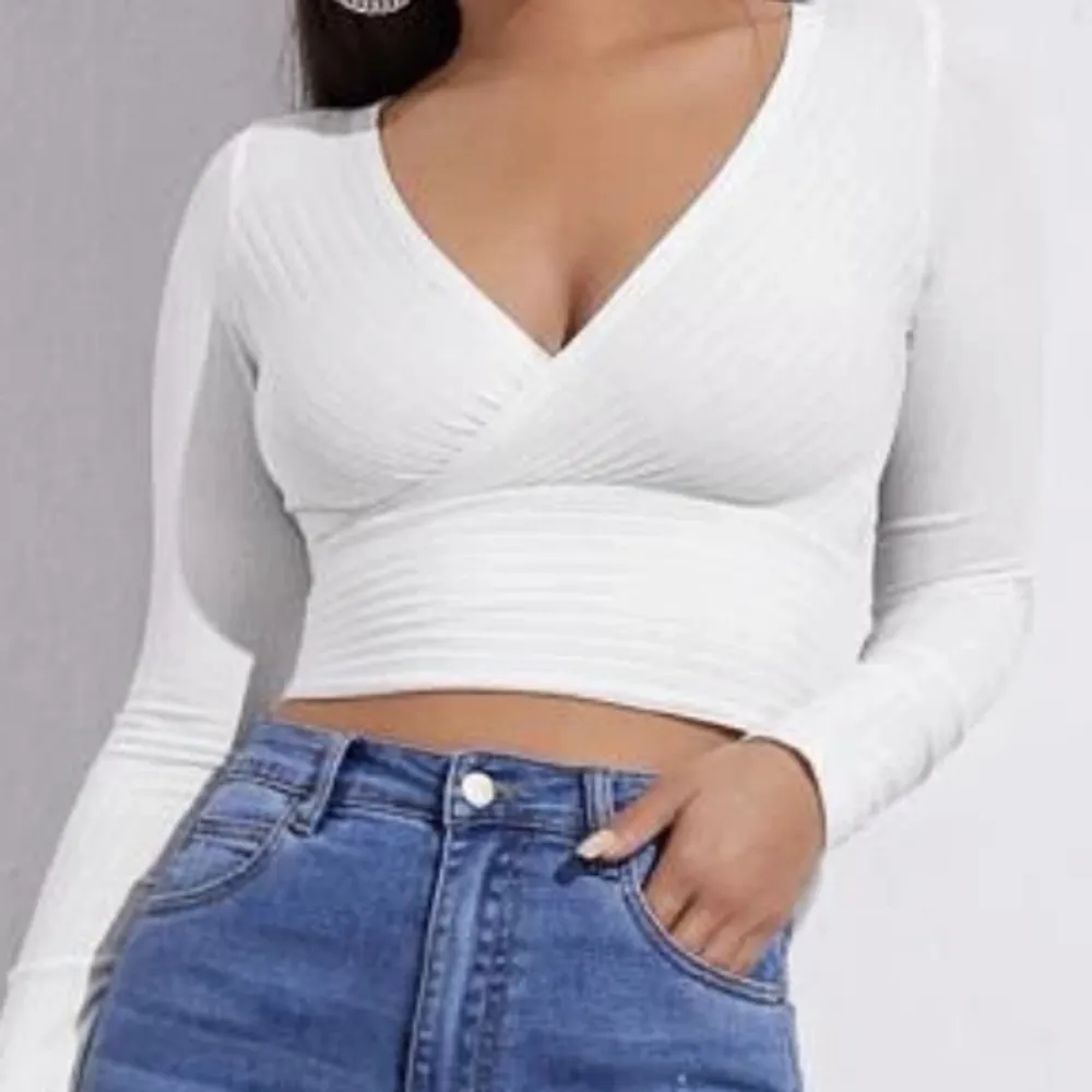 vit långärmad tröja i storlek M. säljer då den inte kommer till användning. fint skick, knappt använd. Köparen står för frakten!. T-shirts.