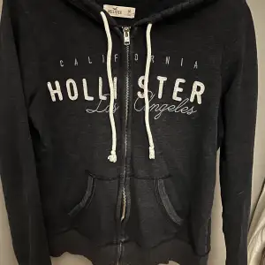 Superfin hollister zip hoodie. Den kommer inte till användning längre och därför säljer jag den. köparen står för frakten