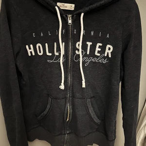 Hollister zip hoodie - Superfin hollister zip hoodie. Den kommer inte till användning längre och därför säljer jag den. köparen står för frakten