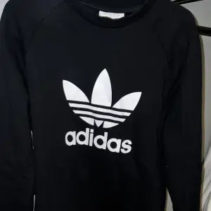 Skön och mysig sweatshirt från Adidas, säljer den då den inte kommer till användning längre. Den sitter oversized på någon som bär S/M i vanliga fall. Köparen står för frakten