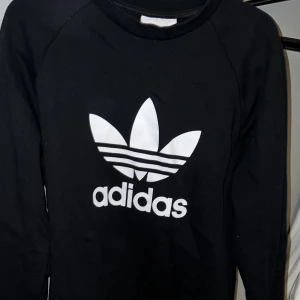 Adidas sweatshirt - Skön och mysig sweatshirt från Adidas, säljer den då den inte kommer till användning längre. Den sitter oversized på någon som bär S/M i vanliga fall. Köparen står för frakten