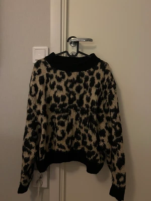 Stickad tröja  - Jättefin stickad tröja. Jag är inte säker på vad det är för storlek men skulle gissa på S/M. 