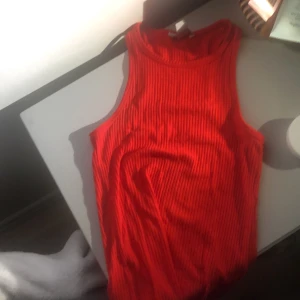 Ribbat rött linne  - Gulligt ribbat rött linne i strl xs/s