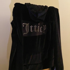 Juicy couture set - Aldrig använd, jätte bra skick. Mjukt och skönt. 