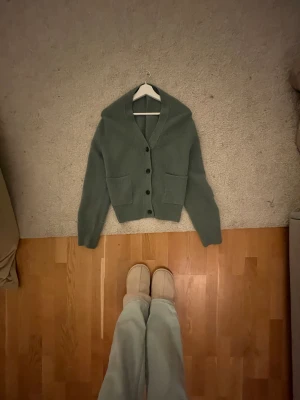 En grön turkos cardigan från arket köpt 2022 - Den har tecken på andvändning men den är väl vårdad och behandlad!❤️ jag säljer den då jag inte använder den längre❤️❤️