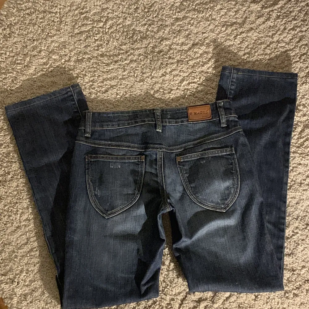 Ny annons för 170kr i min profil!!! Så fina lågmidjade raka jeans som tyvärr var för små för mig 💕 midjan är 37 cm tvärs över och innerbenslängd är 75 cm . Jeans & Byxor.