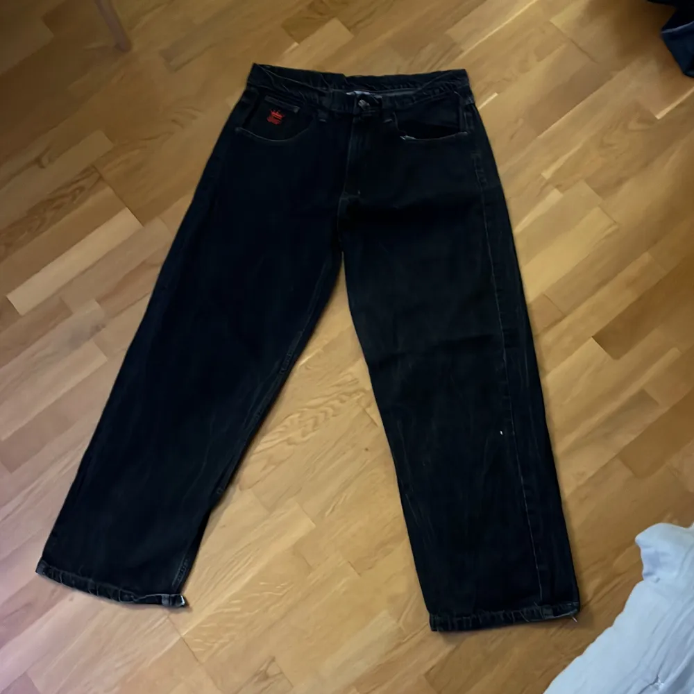 Skitsnygga baggy jeans som inte kommer till användning längre, lite hål längst ner vid byxorna för jag trampat på de! Nypris= 880kr!!!. Jeans & Byxor.