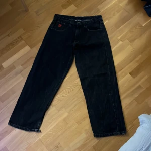 Jeans  - Skitsnygga baggy jeans som inte kommer till användning längre, lite hål längst ner vid byxorna för jag trampat på de! Nypris= 880kr!!!