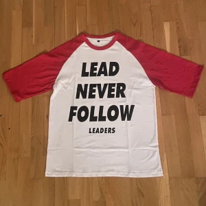 Chief keef lead never follow leaders tröja - riktigt fet chief keef lead never follow leaders tröja. Väldigt rare. Storlek M men passar även L. ! Svart färg finns även .