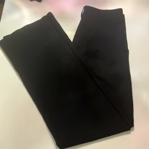 Madlady kostymbyxa  - Kostymbyxor från Madlady. Modell Sally black i storlek S