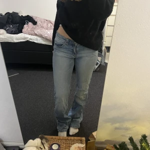 Lågmidjade jeans - Ett par ljusa lågmidjade jeans från s.oliver! Finns ingen storlek i men uppskattar till en S! De är väldigt långa på lig som är 165cm! Knappt änvända!
