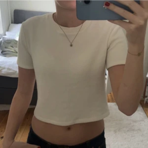 Stickad t-shirt - Söt stickad t-shirt från zara. Passar både xs och s. Har aldrig använt så den har inga defekter. 