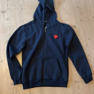 Cdg zip hoodie - Cdg hoodie i färg blå. I mycket bra skick (9/10). Använda 1 gång, inga defekter finns. Sitter perfekt på 184-190cm