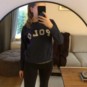 Ralph Lauren Polo storlek M - Mörblå tröja SUPERSKÖN!! Storlek M och inga deffekter eller dläckar 