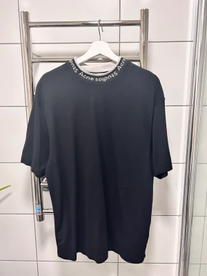 Acne T-shirt - - Storlek Xs (sitter som en mindre l, snygg oversize fit om du har M) - Skick 8.5/10  Plagget är använt väldigt få gånger och är i väldigt bra skick, inga fläckar eller skavanker på den. Önskas fler bilder kommer det på pm 🫱🏻‍🫲🏽