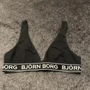 Bh från Björn Borg i storlek XS. Den har justerbara axelband och tre lägen att knäppa runt ryggen!