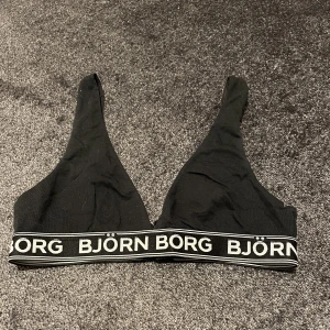 Björn Borg bh - Bh från Björn Borg i storlek XS. Den har justerbara axelband och tre lägen att knäppa runt ryggen!
