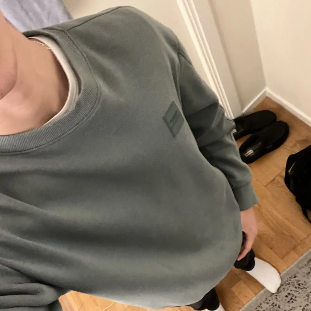 En sweatshirt från hm som jag ej använder längre Skulle säga att den är i perfekt skick På bilderna ser den nästan grå ut men i verkligheten är den blågrön/turkos🙌. Tröjor & Koftor.