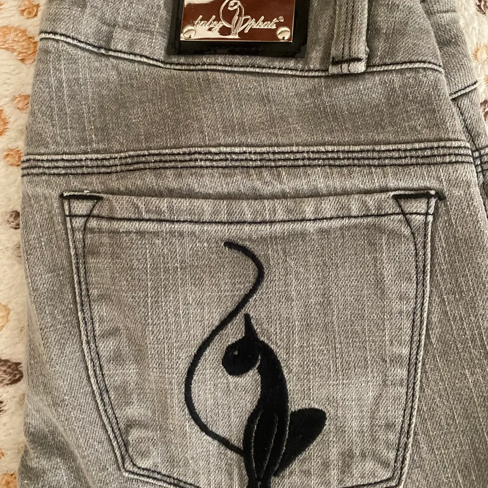 Lågmidjade baby phat vintage jeans. Straight modell midja = 37cm tvärsöver, innerbenslängd = 75cm . Jeans & Byxor.